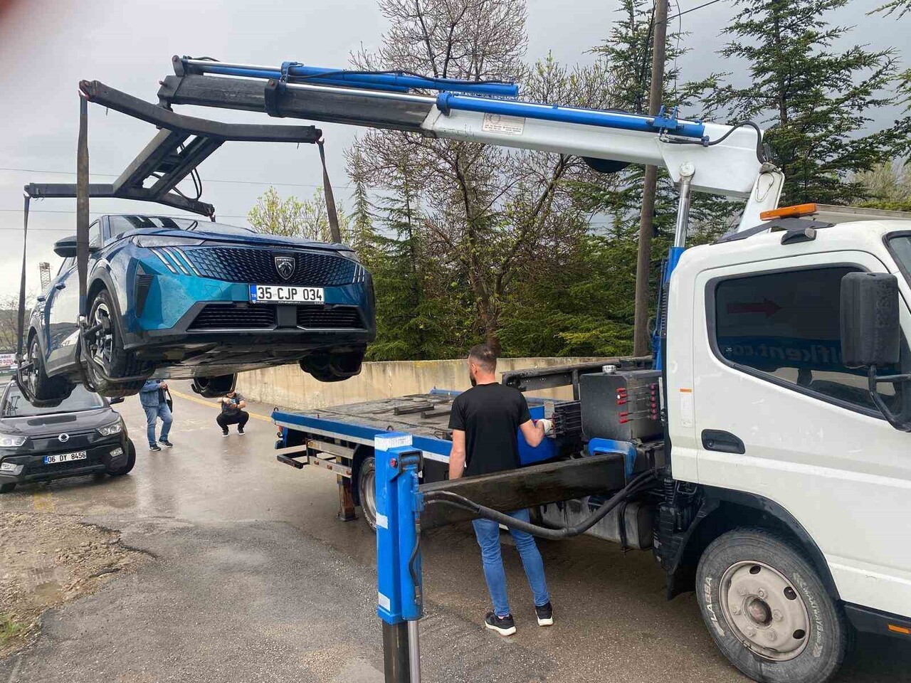 ARAÇ, YOL KENARINDAKİ TRAFOYA YILDIRIM ÇARPMASININ ARDINDAN KENDİNİ KİLİTLEDİ VE ÇALIŞMAZ HALE...