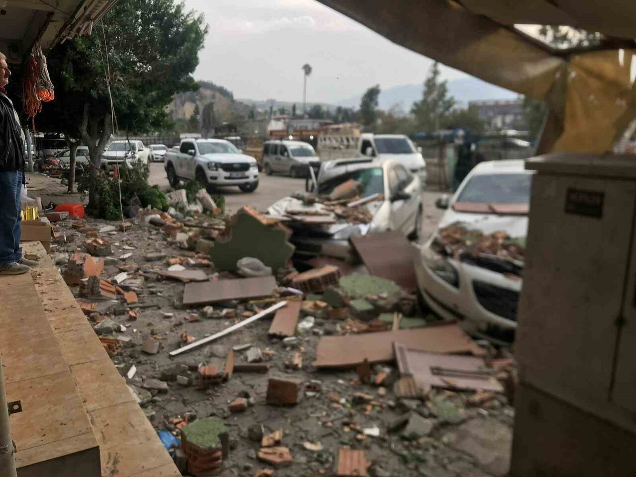 ARAÇLARIN ÜZERİNE DÜŞEN DUVAR PARÇALARI