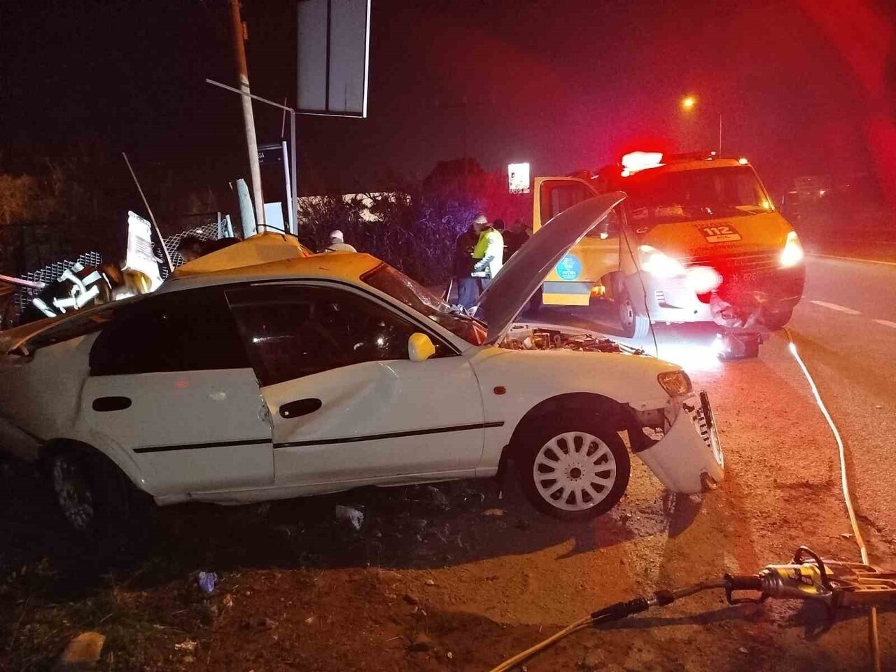 ARAÇTA SIKIŞAN SÜRÜCÜYÜ İTFAİYE EKİPLERİ KURTARDI