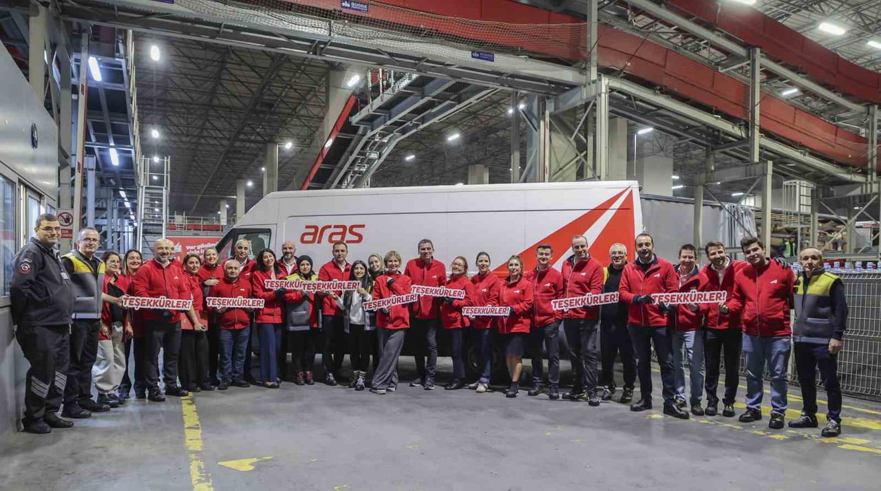 ARAS KARGO, KIRMIZI KAHRAMANLAR SAHA BULUŞMASI İLE İDARİ KADROSUNU VE YÖNETİMİNİ KAMPANYA DÖNEMİ...