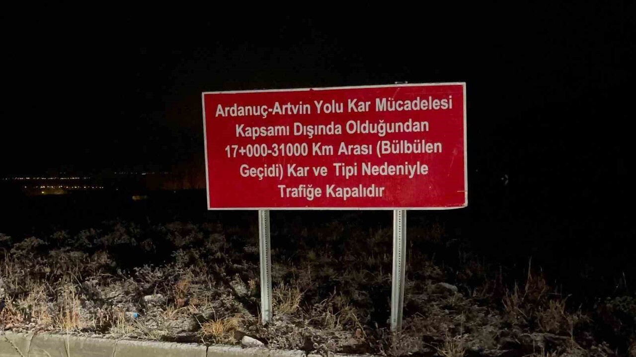 ARDAHAN-ARDANUÇ KARAYOLU 5 AY TRAFİĞE KAPATILDI. (OLGUN YILDIZ/ARDAHAN-İHA)