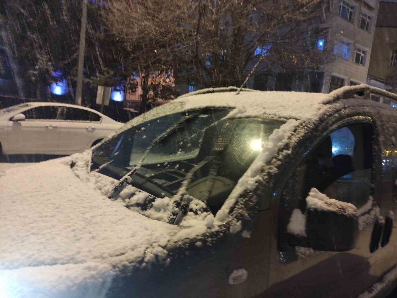 ARDAHAN’DA AKŞAM SAATLERİNDE ETKİLİ OLAN KAR YAĞIŞIYLA KENT MERKEZİ BEYAZA BÜRÜNDÜ.