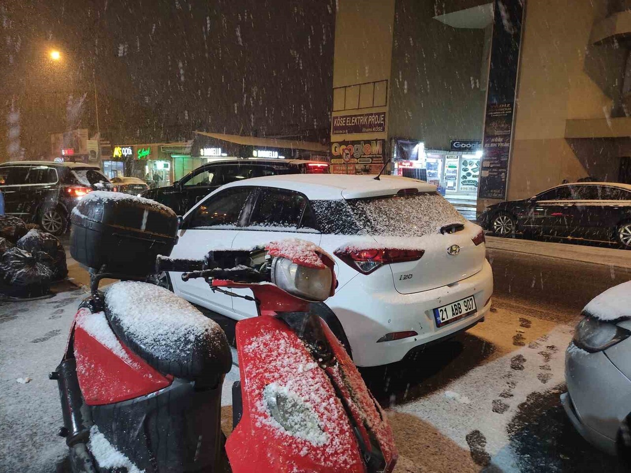 ARDAHAN’DA AKŞAM SAATLERİNDE ETKİLİ OLAN KAR YAĞIŞIYLA KENT MERKEZİ BEYAZA BÜRÜNDÜ.