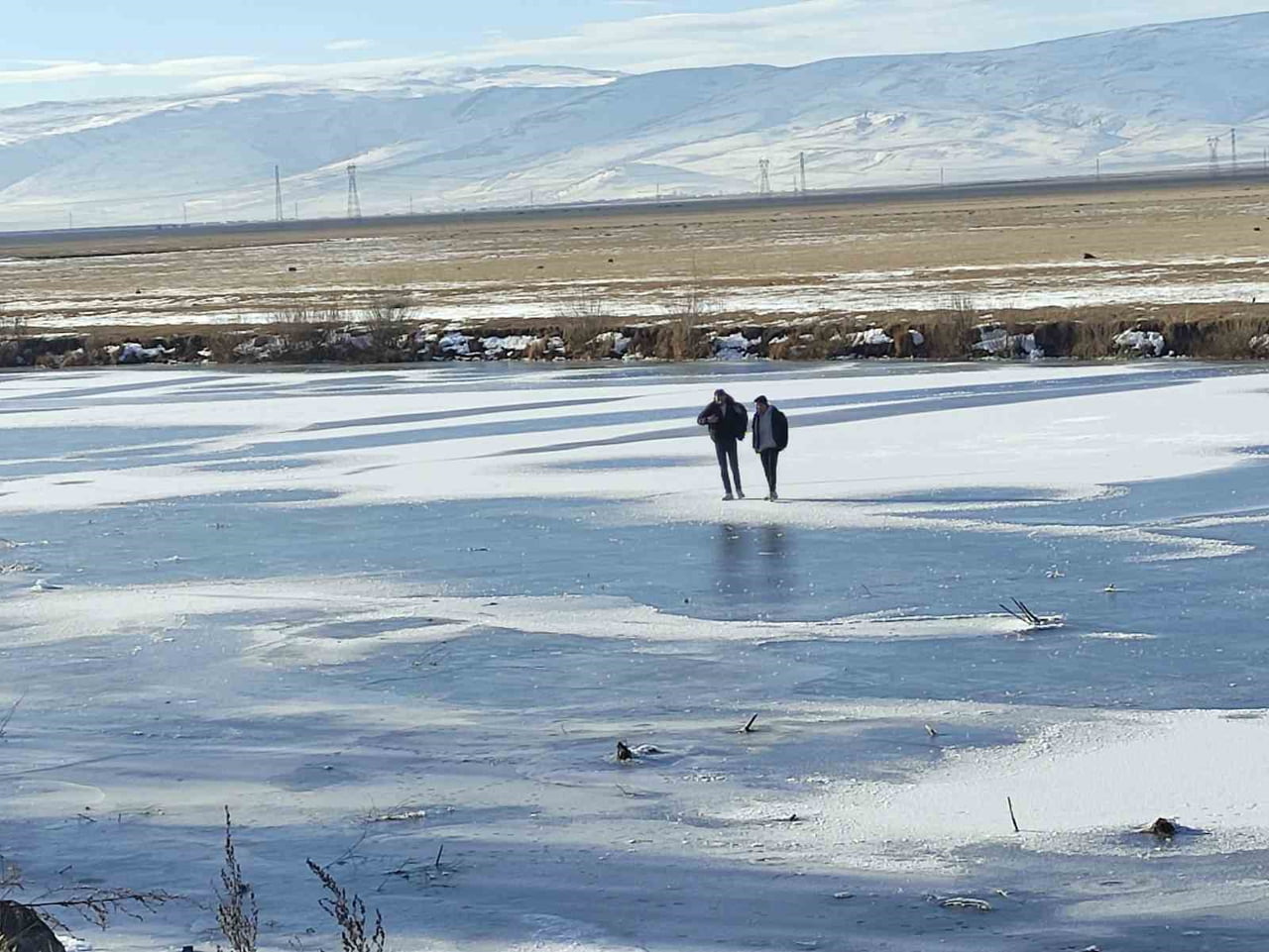 ARDAHAN’DA DONDURUCU SOĞUKLARIN ETKİSİNİ ARTIRMASIYLA BİRLİKTE YÜZEYİ TAMAMEN BUZLA KAPLANAN KURA...