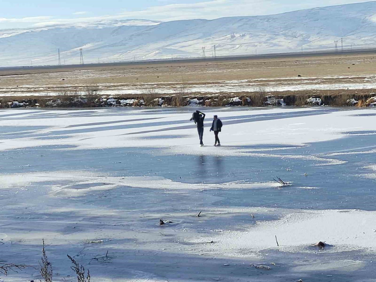 ARDAHAN’DA DONDURUCU SOĞUKLARIN ETKİSİNİ ARTIRMASIYLA BİRLİKTE YÜZEYİ TAMAMEN BUZLA KAPLANAN KURA...