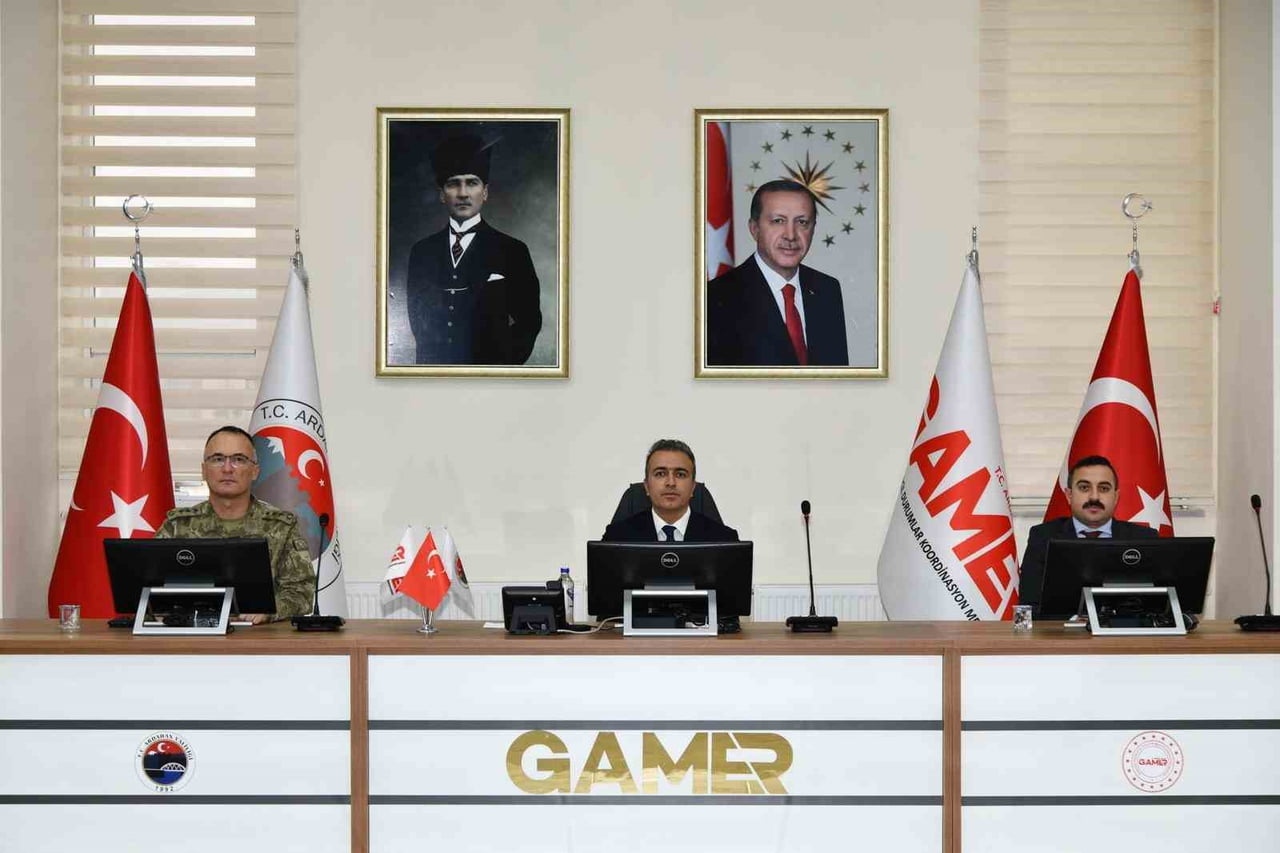 ARDAHAN’DA VALİ HAYRETTİN ÇİÇEK’İN BAŞKANLIĞINDA, 2025 YILININ SON ‘GENİŞLETİLMİŞ İL GÜVENLİK VE...