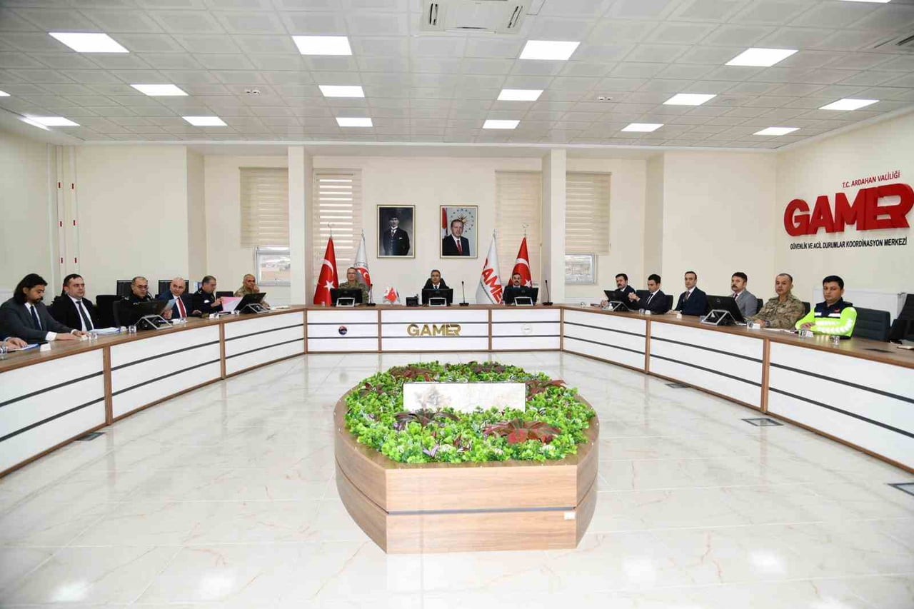 ARDAHAN’DA VALİ HAYRETTİN ÇİÇEK’İN BAŞKANLIĞINDA, 2025 YILININ SON ‘GENİŞLETİLMİŞ İL GÜVENLİK VE...