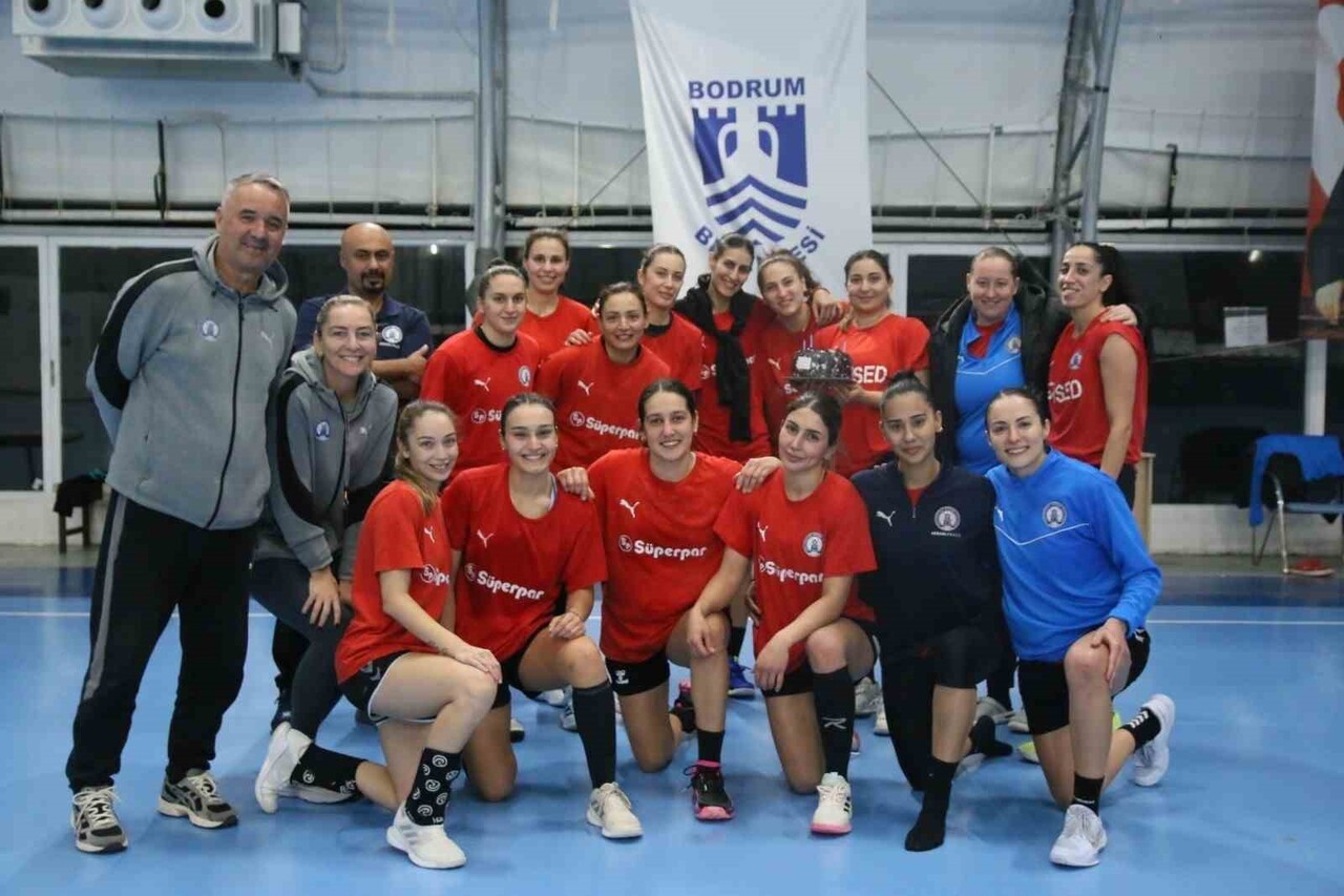 ARMADA PRAXİS YALIKAVAKSPOR, YAPTIĞI ANTRENMANLA THF KADINLAR SÜPER LİGİ'NİN İKİNCİ YARISI İÇİN...