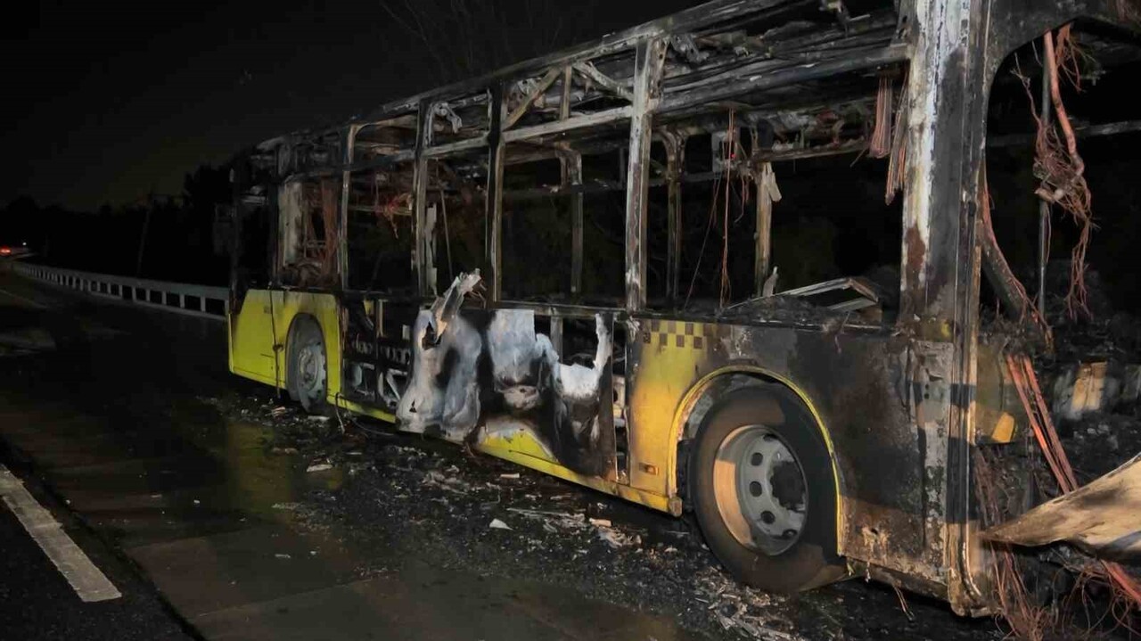 ARNAVUTKÖY'DE İETT OTOBÜSÜ ALEVLERE TESLİM OLDU  2