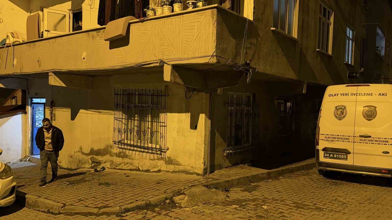 ARNAVUTKÖY'DE İKİ KİŞİ, SİLAH ZORUYLA GİRDİKLERİ EVDE 4 YAŞINDAKİ ÇOCUK İLE ANNESİNİ DARP EDİP...