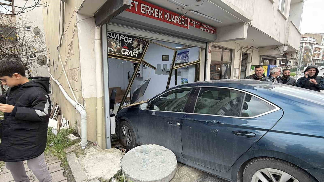 ARNAVUTKÖY’DE, EL FRENİ ÇEKİLMEYEN BİR OTOMOBİL YAKLAŞIK 50 METRE KAYARAK BİR BERBER DÜKKANINA...