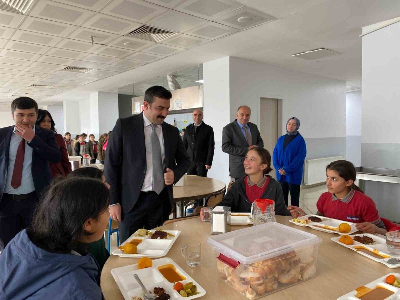 ARPAÇAY KAYMAKAMI ÖĞRENCİLERLE ÖĞLE YEMEĞİNDE BULUŞTU(KARS-İHA)