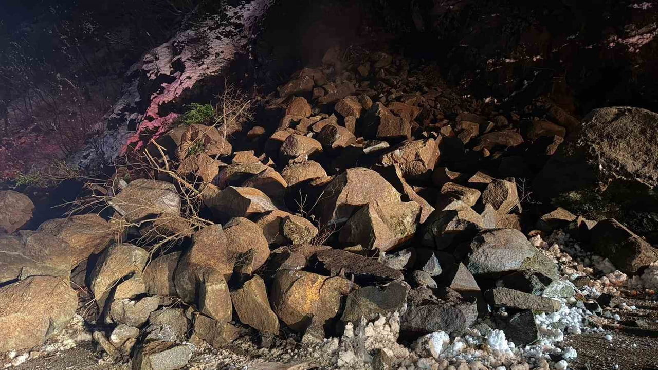 ARTVİN’DE BORÇKA-HOPA KARAYOLUNUN DEMİRCİLER KÖYÜ MEVKİSİNDE MEYDANA GELEN HEYELAN NEDENİYLE YOL...