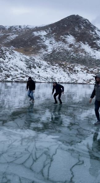 ARTVİN’DE BUZ TUTAN KARAGÖL’E GİDEN BİR GRUP GENÇ, GÖLÜN DONDUĞUNU GÖRÜNCE BUZ KALINLIĞINI TAŞLA...