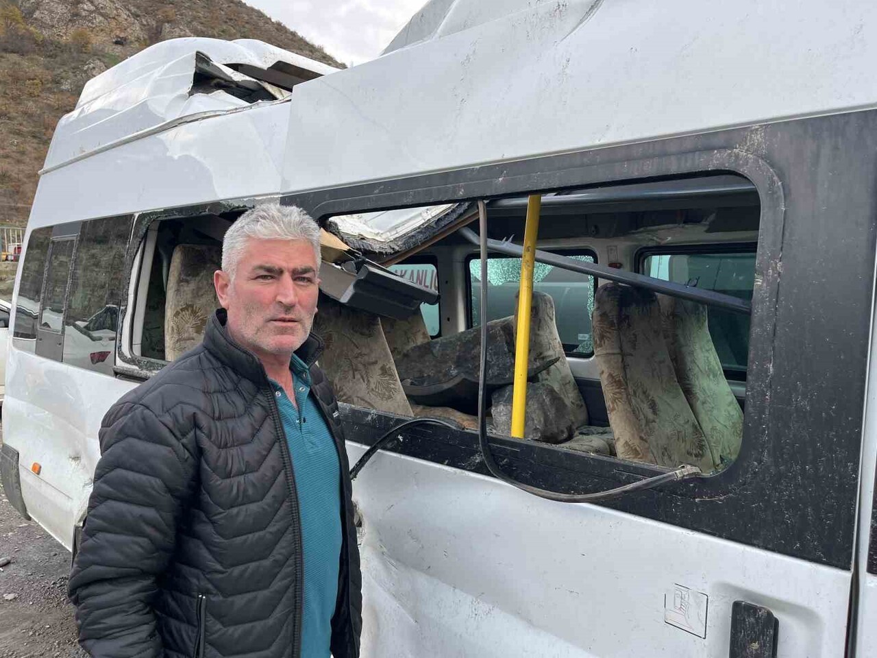 ARTVİN’DE DÜN SABAH SAATLERİNDE MEYDANA GELEN OLAYDA, SEYİR HALİNDEKİ BİR YOLCU MİNİBÜSÜ YAMAÇTAN...