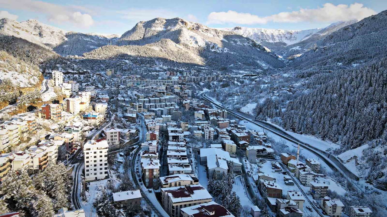 ARTVİN’İN "SAKİN ŞEHİR" (CİTTASLOW) ÜNVANINA SAHİP ŞAVŞAT İLÇESİ, ETKİLİ OLAN KAR YAĞIŞININ...