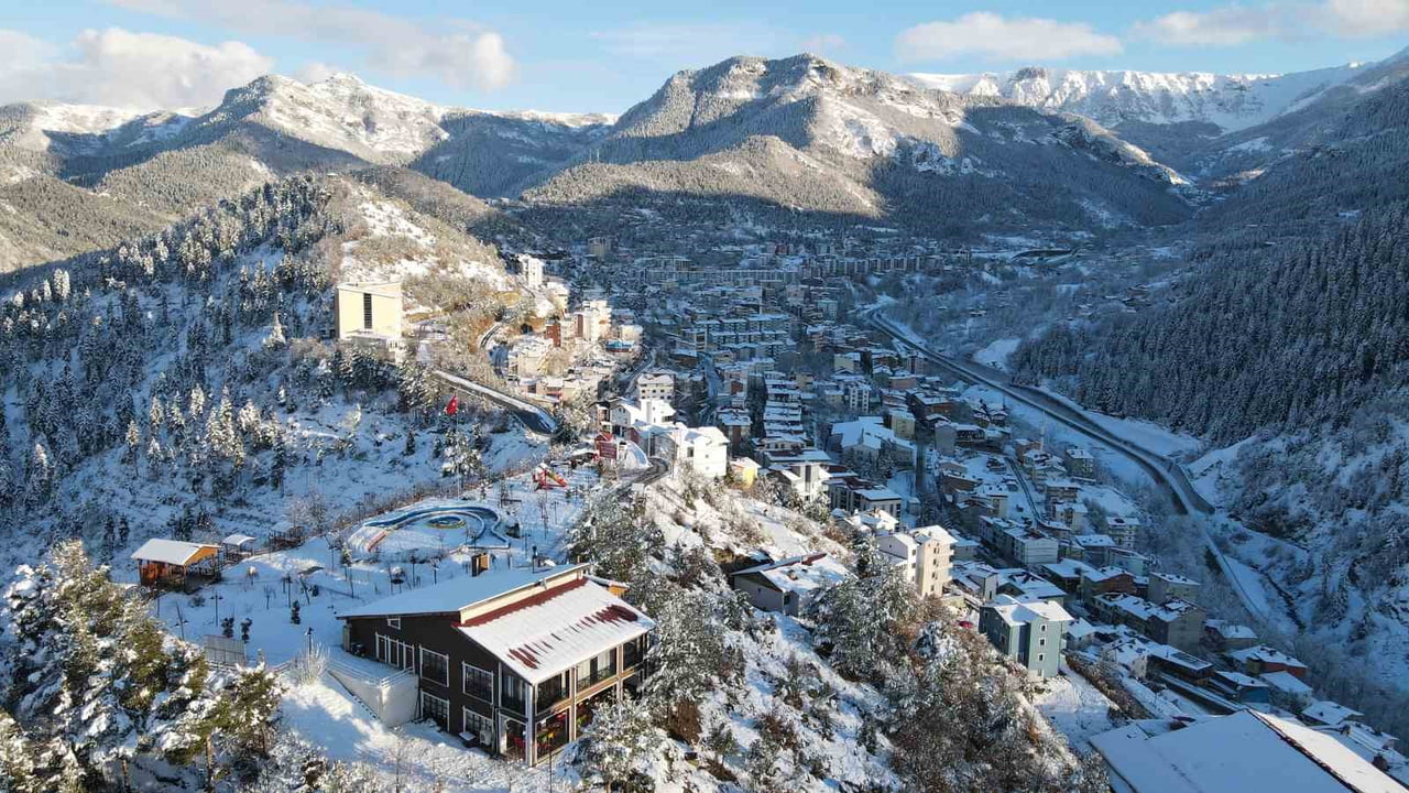 ARTVİN’İN "SAKİN ŞEHİR" (CİTTASLOW) ÜNVANINA SAHİP ŞAVŞAT İLÇESİ, ETKİLİ OLAN KAR YAĞIŞININ...