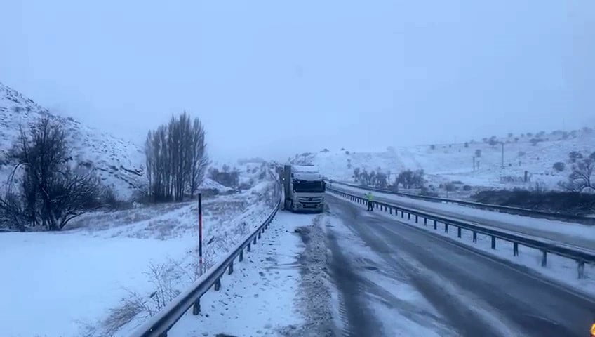 AŞKALE TEPEBAŞI MEVKİİNDE KAYAN TIRLAR YOLU KAPATTI
