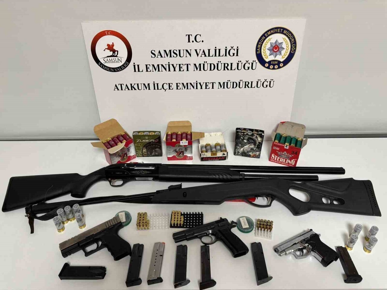 ATAKUM İLÇE EMNİYET MÜDÜRLÜĞÜ EKİPLERİNİN BİR İKAMETE DÜZENLEDİĞİ OPERASYONDA RUHSATSIZ SİLAHLAR...