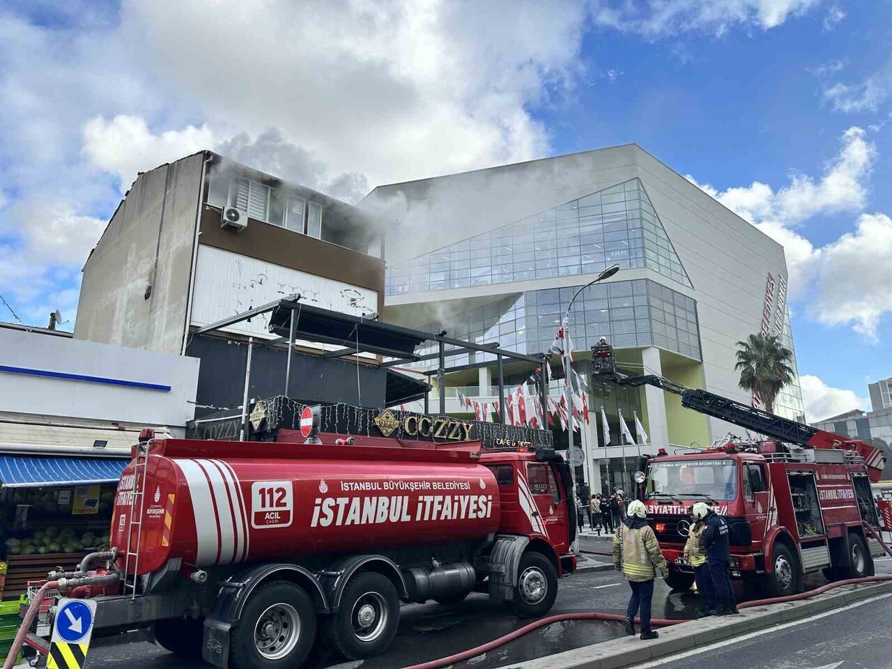 ATAŞEHİR’DE BİR İŞ YERİNİN DEPOSUNDA ÇIKAN YANGIN SONRASI ÜST KATTA MAHSUR KALAN İKİ KİŞİ İTFAİYE...