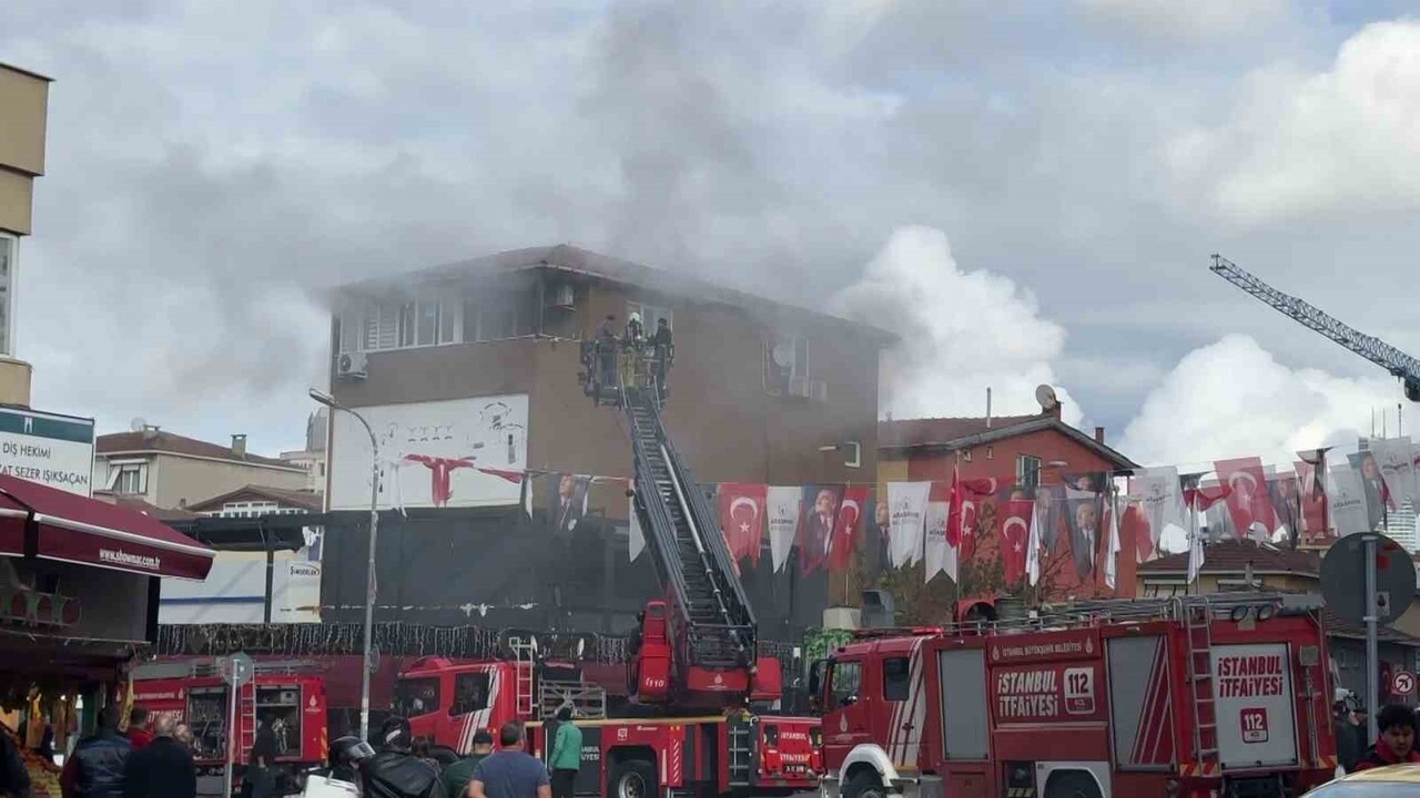 ATAŞEHİR’DE BİR İŞ YERİNİN DEPOSUNDA ÇIKAN YANGIN SONRASI ÜST KATTA MAHSUR KALAN İKİ KİŞİ İTFAİYE...