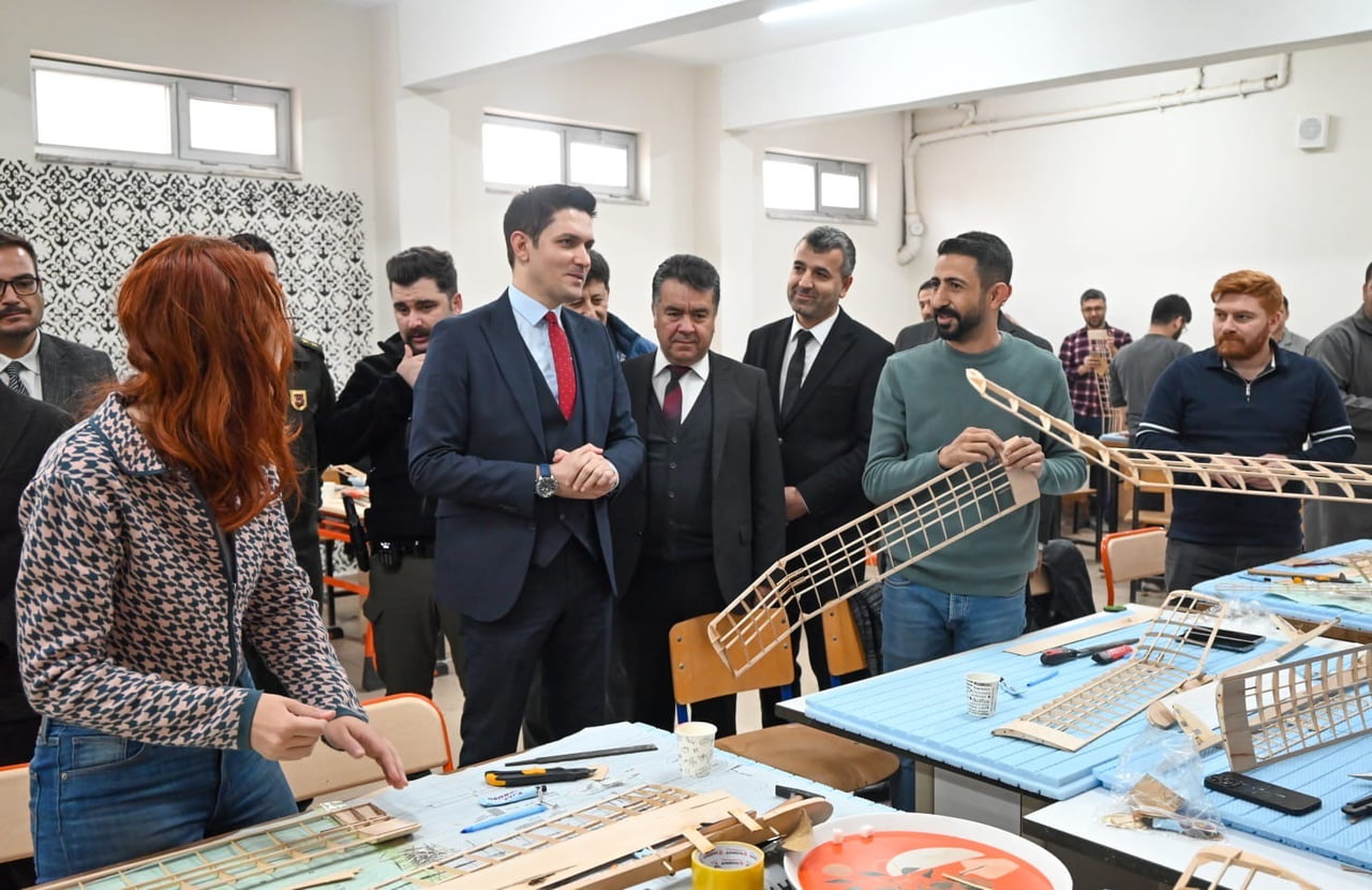 ATATÜRK MESLEKİ VE TEKNİK ANADOLU LİSESİ ATÖLYESİNDE GERÇEKLEŞTİRİLEN KURSU ZİYARET EDEN NUSAYBİN...