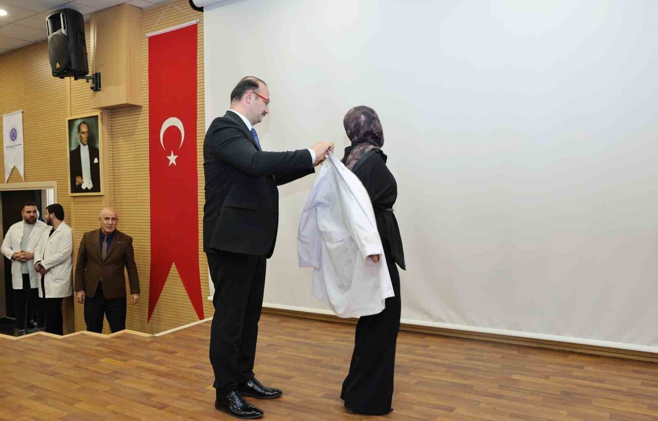 ATATÜRK ÜNİVERSİTESİ DİŞ HEKİMLİĞİ FAKÜLTESİ, 2025–2026 EĞİTİM-ÖĞRETİM YILI BEYAZ ÖNLÜK GİYME...