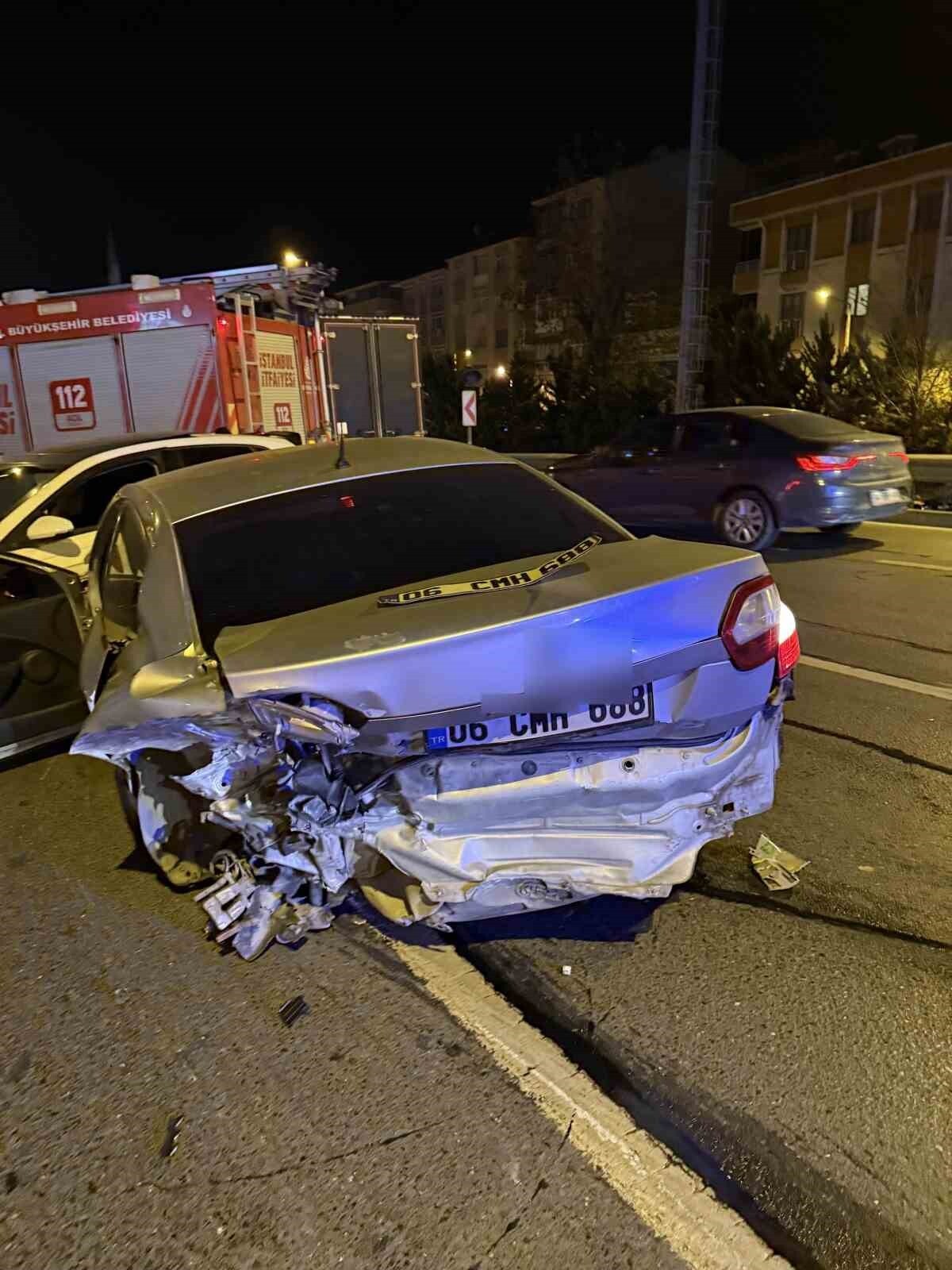 AVCILAR D-100 KARAYOLU ŞÜKRÜBEY-BAKIRKÖY İSTİKAMETİNDE İKİ ARACIN KARIŞTIĞI KAZADA 2 KİŞİ...