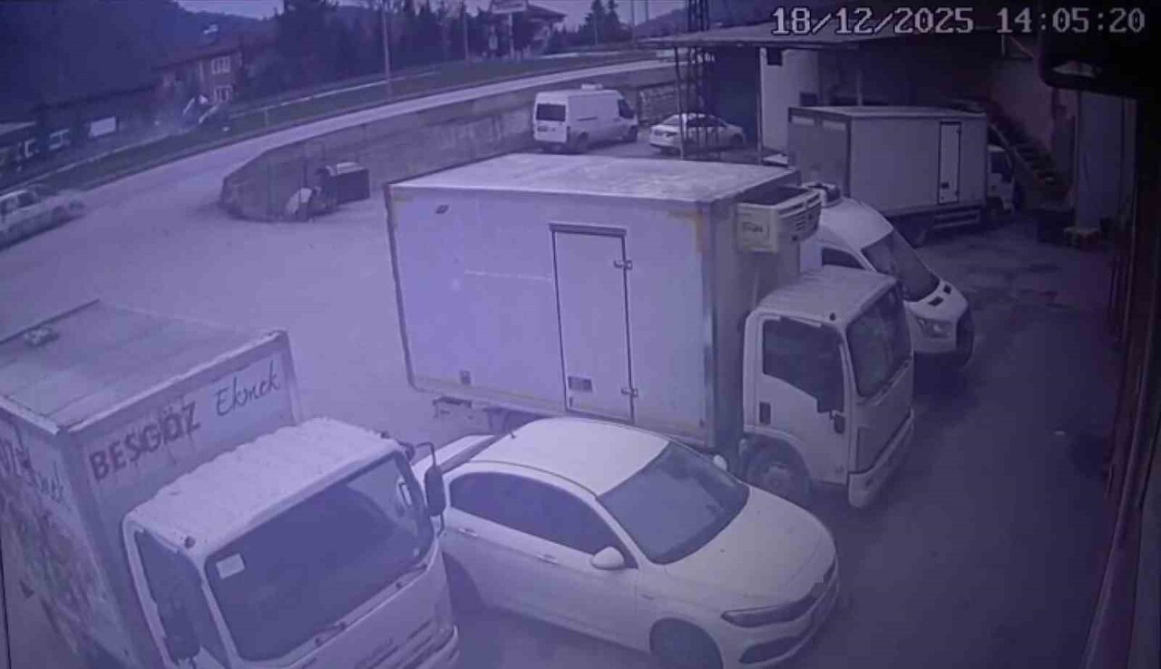 AVUKAT ERHAN ŞAHİNER’İN DURUŞMAYA GİDERKEN KULLANDIĞI OTOMOBİLİN AYDINLATMA DİREĞİNE ÇARPARAK...