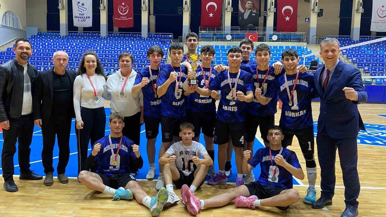 AYDIN'DA DÜZENLENEN GENÇ A ERKEK VOLEYBOL İL BİRİNCİLİĞİ MÜSABAKALARINDA PARKEYE ÇIKAN 112...