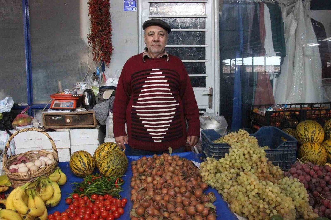 AYDIN'IN BOZDOĞAN İLÇESİNDE PAZARCILIK YAPAN EROL MERAL, SONBAHAR VE KIŞ AYLARINDA SIKÇA TÜKETİLEN...
