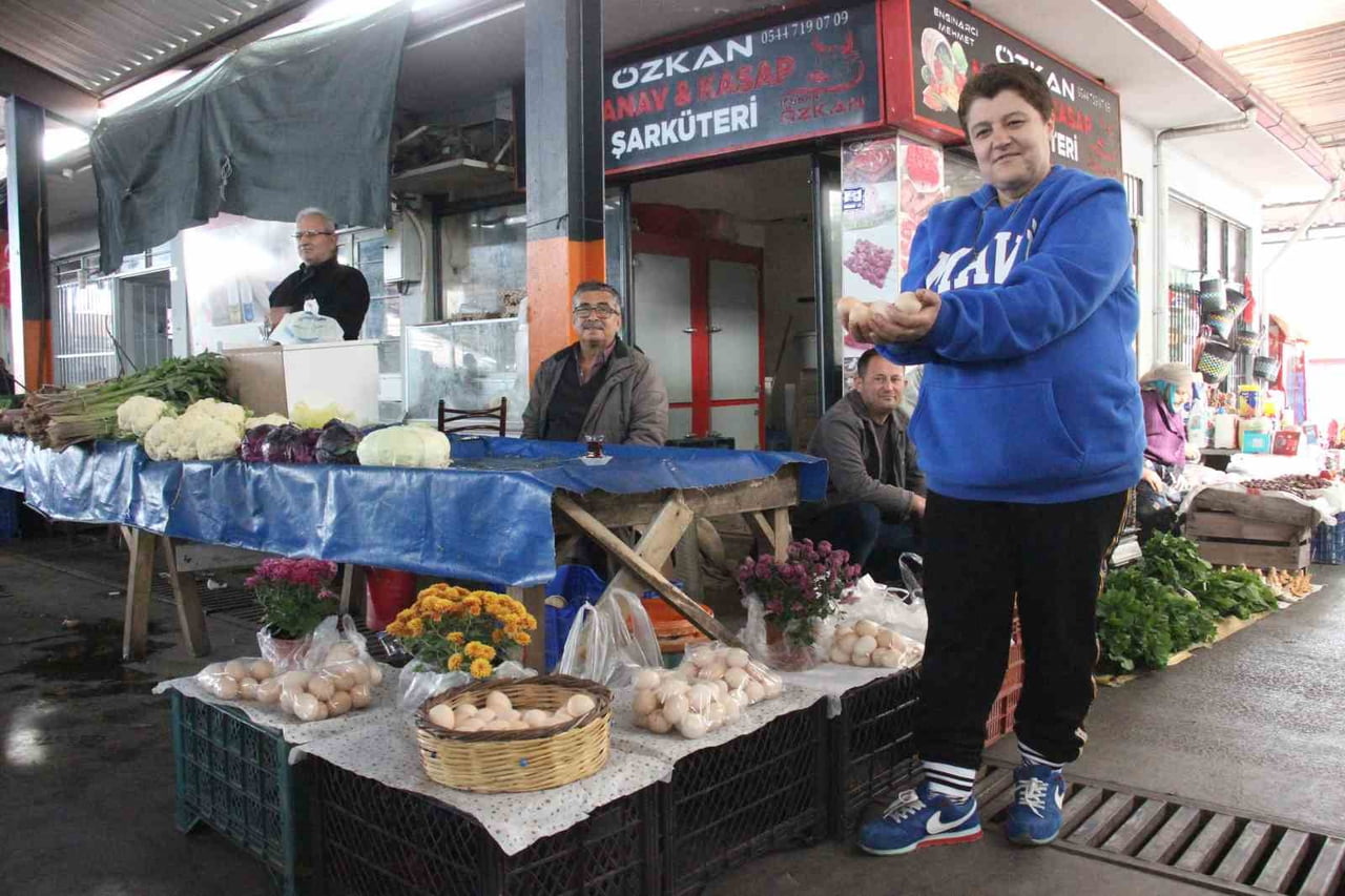 AYDIN'IN BOZDOĞAN İLÇESİNDE YAŞAYAN ÖZCAN KUŞÇU, PAZARCILIK YAPARAK KOCASININ VEFATININ ARDINDAN...