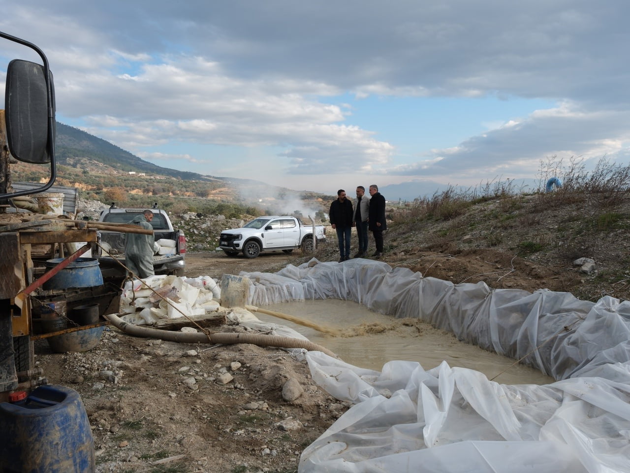 AYDIN'IN BUHARKENT İLÇESİNDE İÇME SUYU TEMİNİ KAPSAMINDA YÜRÜTÜLEN SONDAJ ÇALIŞMALARINI İNCELEYEN...