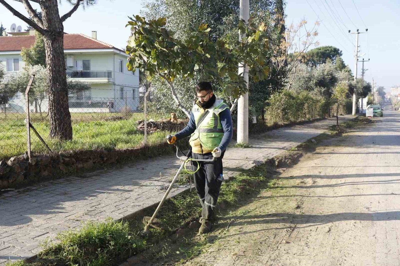 AYDIN'IN ÇİNE İLÇESİNDE SAHAYA İNEN BÜYÜKŞEHİR EKİPLERİ, İLÇE GENELİNDE TEMİZLİK VE BAKIM...