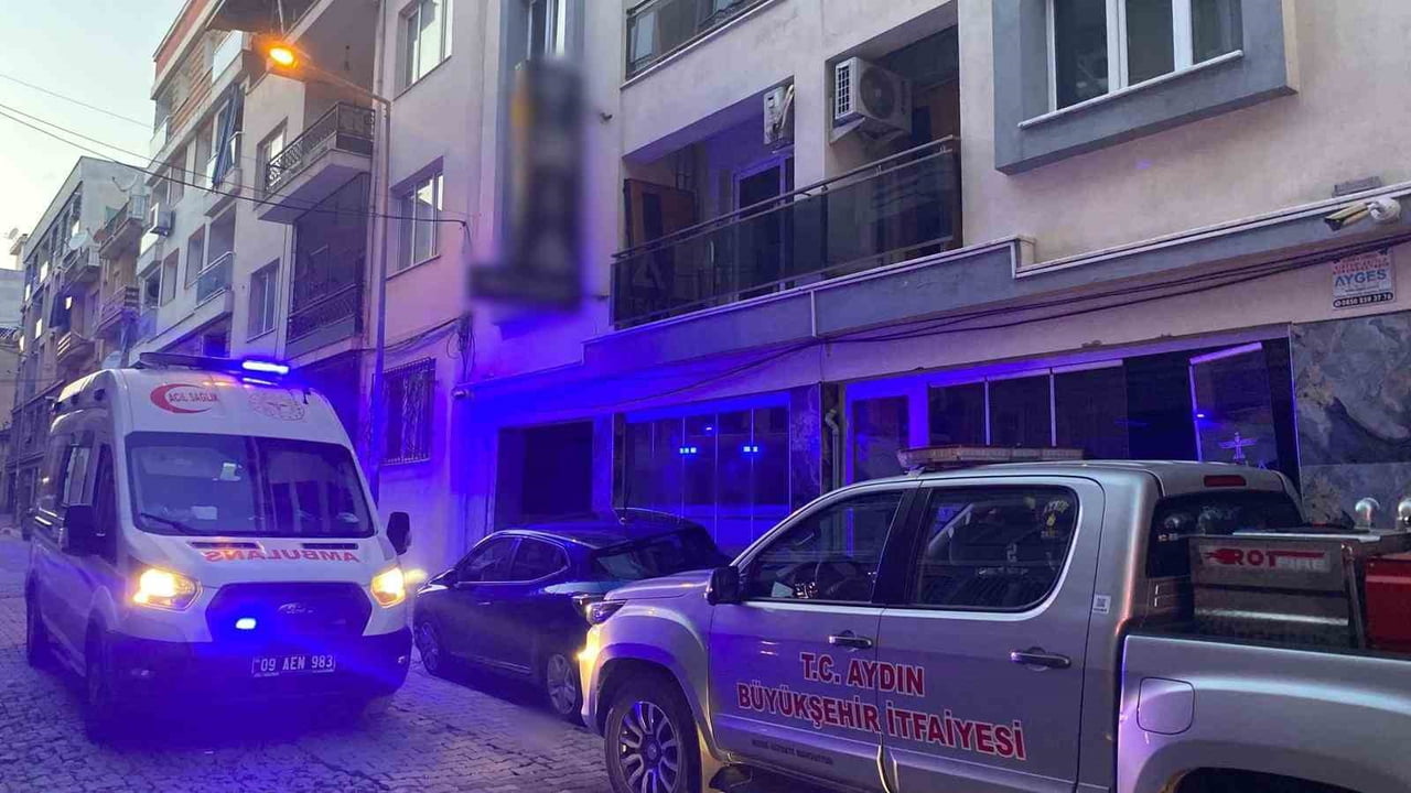 AYDIN'IN EFELER İLÇESİNDEKİ BİR APART ODASINDA ÇIKAN YANGIN PANİKLETİRKEN, ALEVLER İTFAİYE...