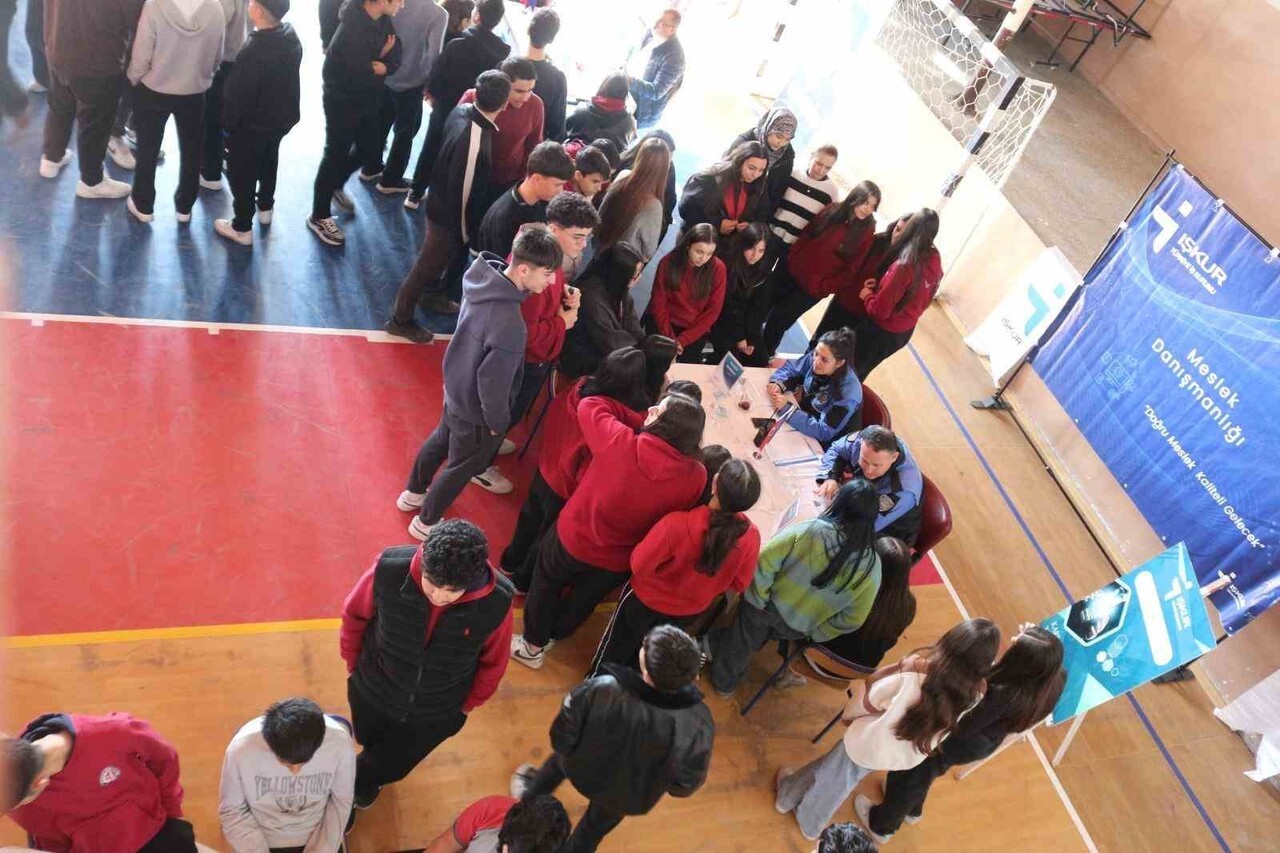 AYDIN'IN GERMENCİK İLÇESİNDE LİSE ÖĞRENCİLERİYLE BULUŞARAK AYDIN İL EMNİYET MÜDÜRLÜĞÜ EKİPLERİ...