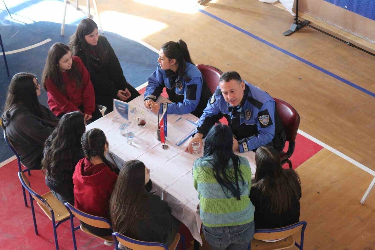 AYDIN'IN GERMENCİK İLÇESİNDE LİSE ÖĞRENCİLERİYLE BULUŞARAK AYDIN İL EMNİYET MÜDÜRLÜĞÜ EKİPLERİ...