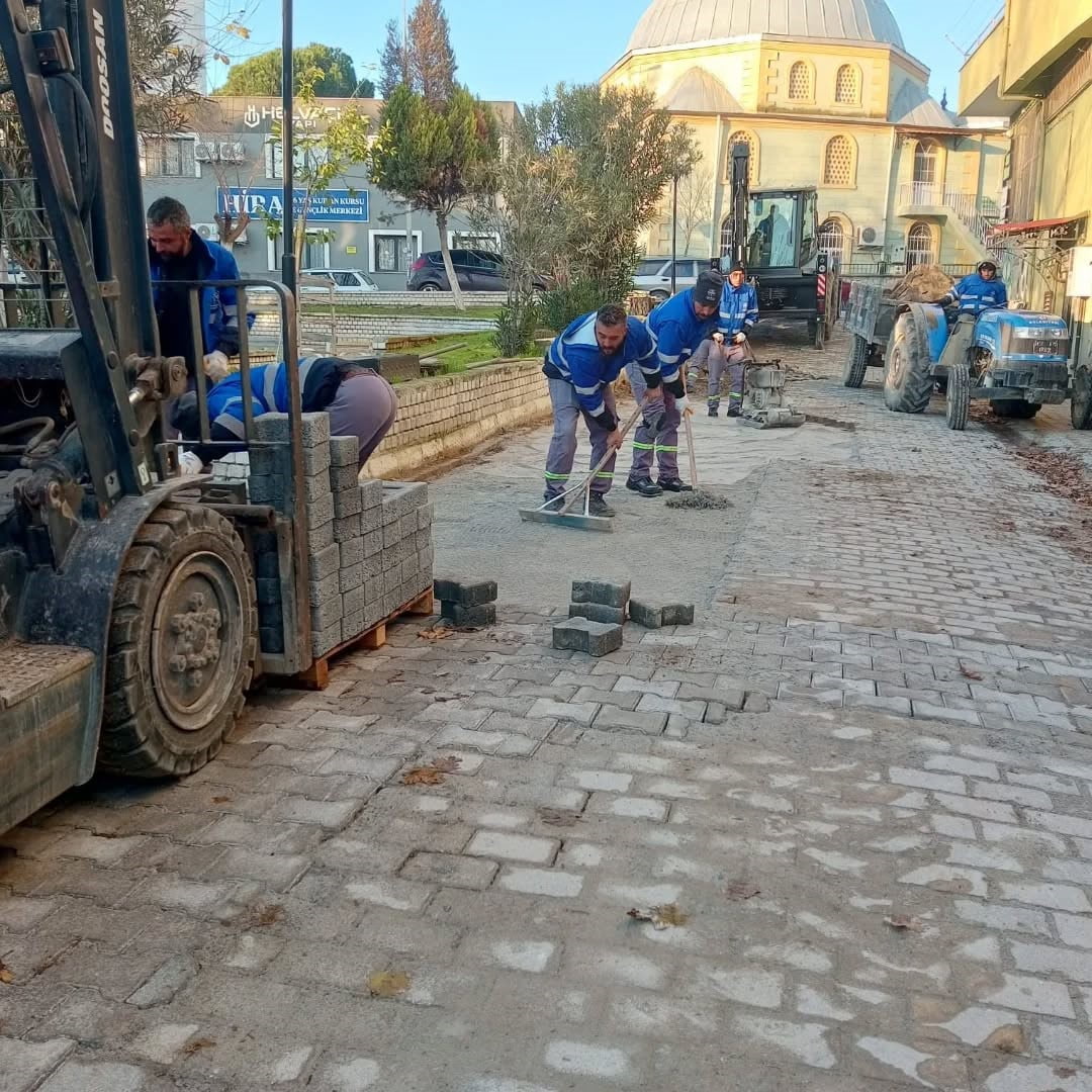 AYDIN'IN GERMENCİK İLÇESİNDE SAHA ÇALIŞMALARINI SÜRDÜREN BELEDİYE EKİPLERİ, BOZULAN ZEMİNLERİN...