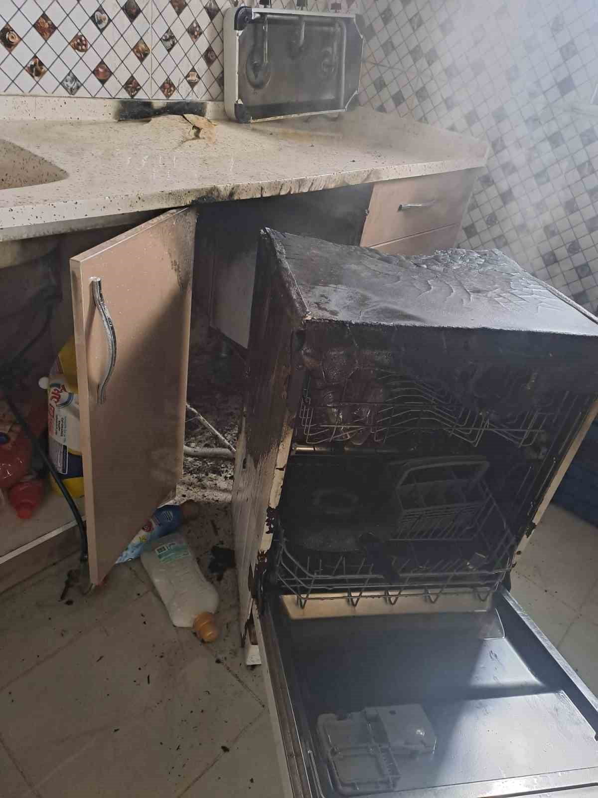 AYDIN'IN İNCİRLİOVA İLÇESİNDE BULAŞIK MAKİNESİNDEN ÇIKAN YANGIN, İTFAİYENİN HIZLI MÜDAHALESİYLE...