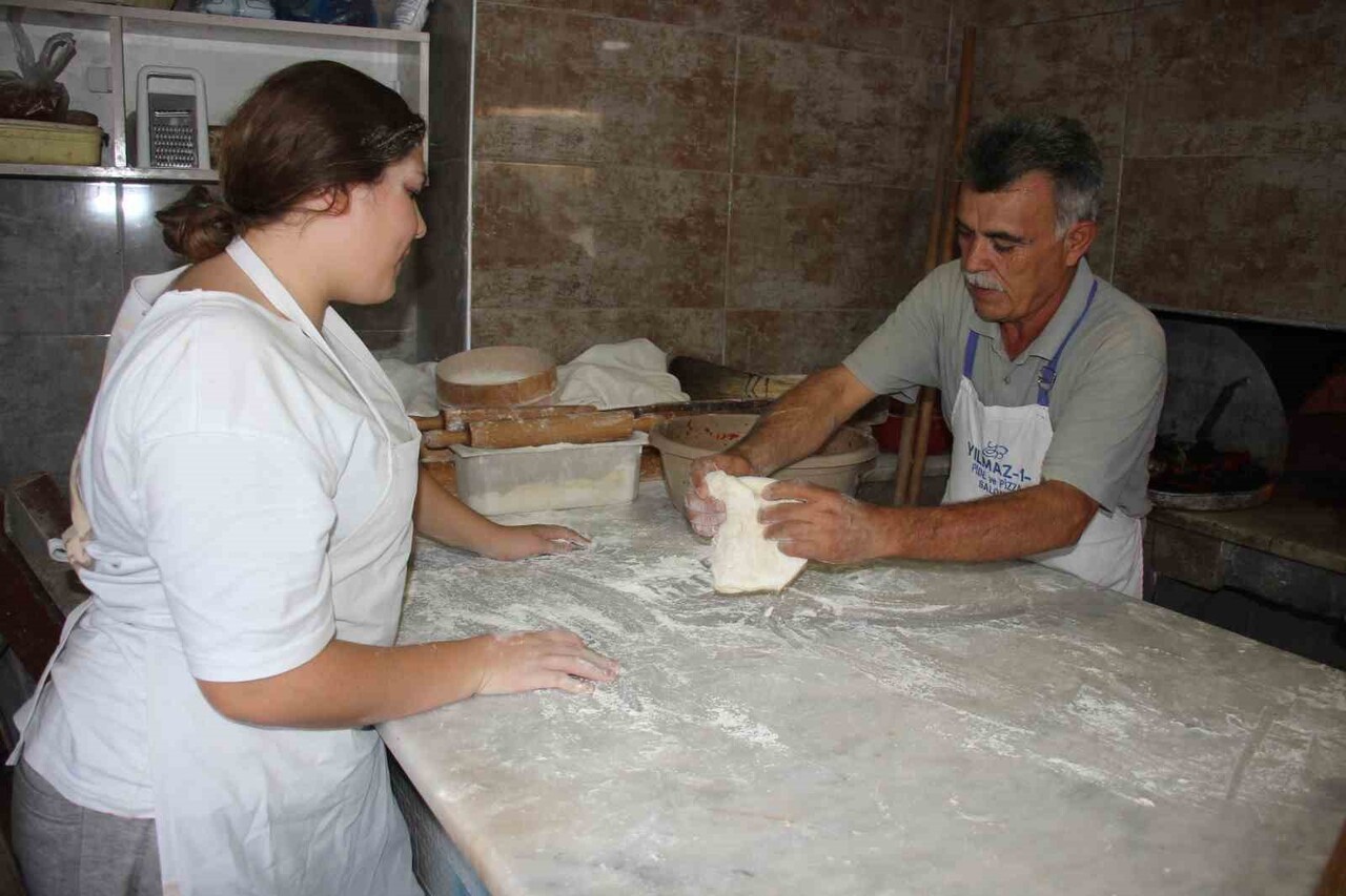 AYDIN'IN KOÇARLI İLÇESİNDE 45 YILDIR PİDECİLİK YAPAN 60 YAŞINDAKİ HAMİT TOSUN, İŞLETMESİNİ ADETA...