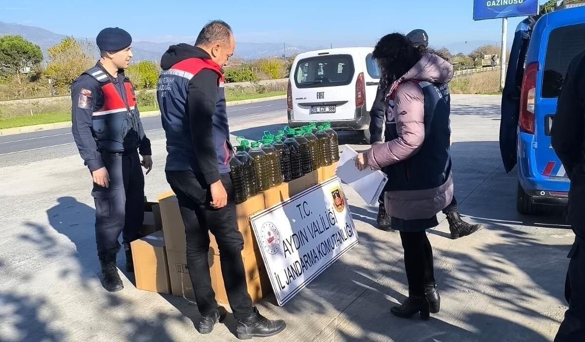 AYDIN'IN KÖŞK İLÇESİNDE JANDARMANIN YOL KONTROLÜ SIRASINDA BİR OTOBÜSÜN BAGAJINDA 25 KOLİ İÇİNDE...