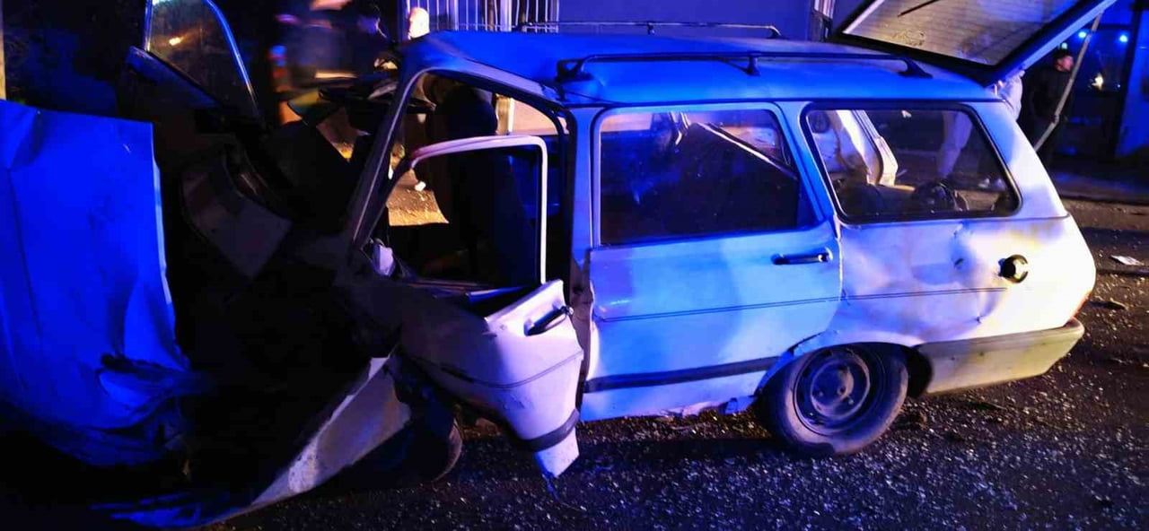 AYDIN'IN KÖŞK İLÇESİNDE SEYİR HALİNDE İKEN YAĞMUR NEDENİYLE ISLANAN YOLDA DİREKSİYON HAKİMİYETİ...