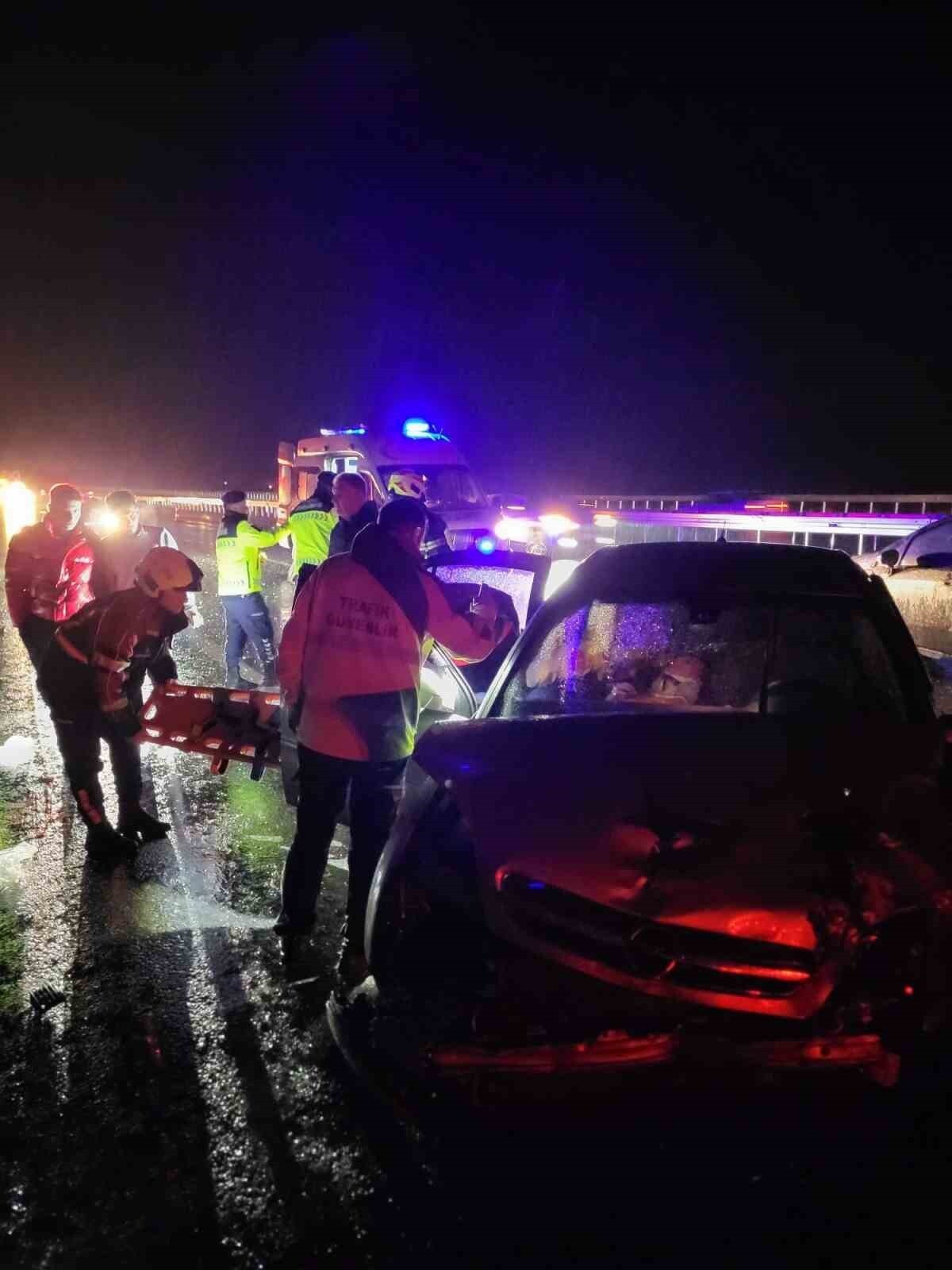 AYDIN'IN KUYUCAK İLÇESİNDE BARİYERE ÇARPIP SAVRULAN ARACA BİR BAŞKA ARACIN ÇARPMASI SONUCU MEYDANA...