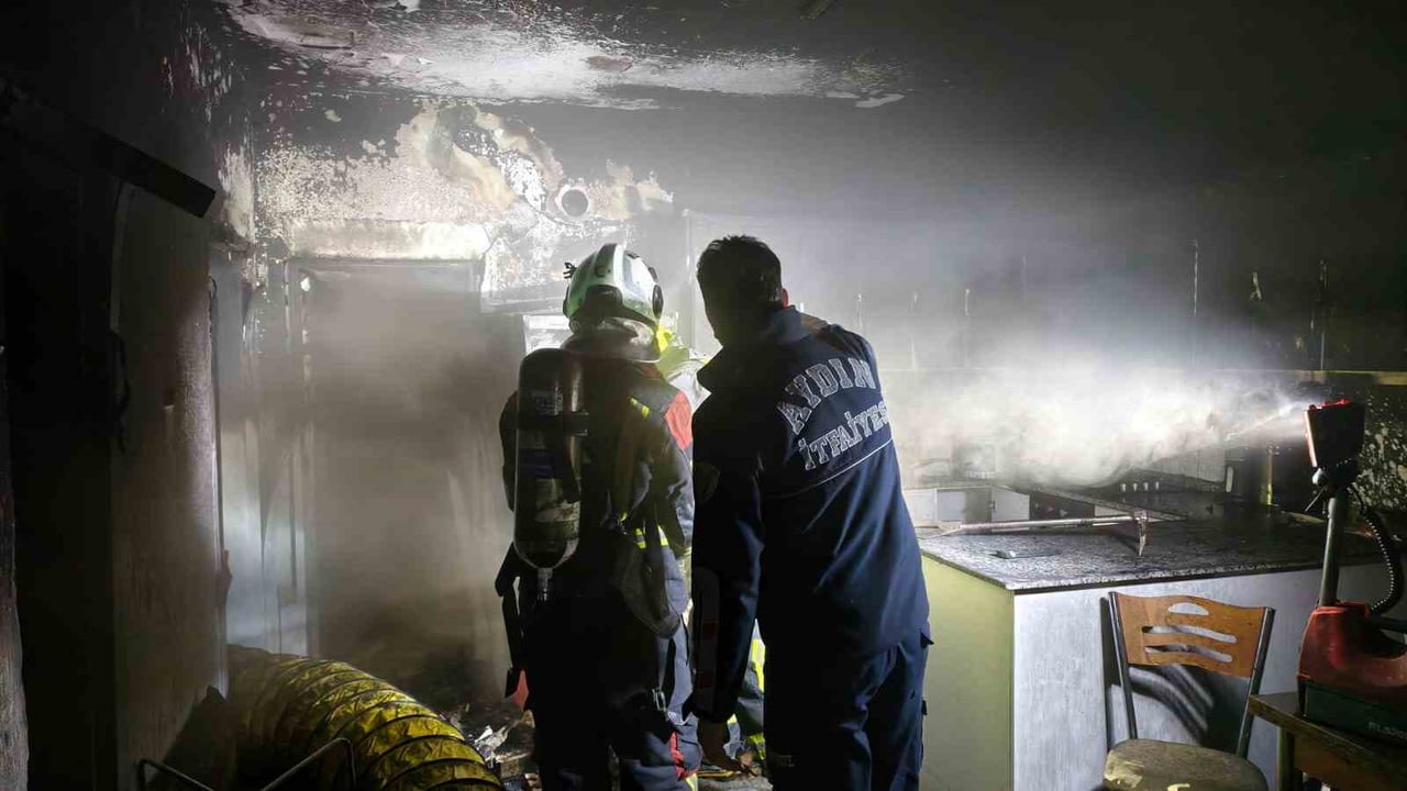 AYDIN'IN NAZİLLİ İLÇESİNDE GECE SAATLERİNDE MEYDANA GELEN YANGINDA TAMAMEN YANAN EV KULLANILAMAZ...