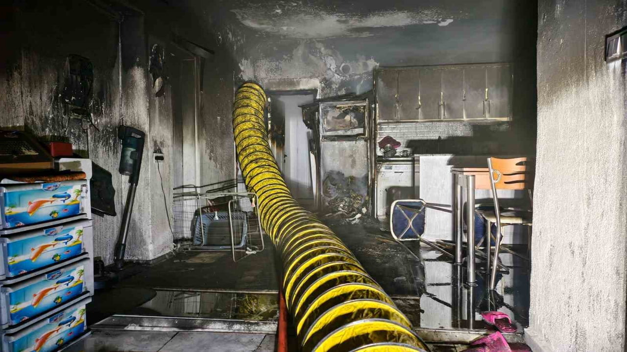 AYDIN'IN NAZİLLİ İLÇESİNDE GECE SAATLERİNDE MEYDANA GELEN YANGINDA TAMAMEN YANAN EV KULLANILAMAZ...