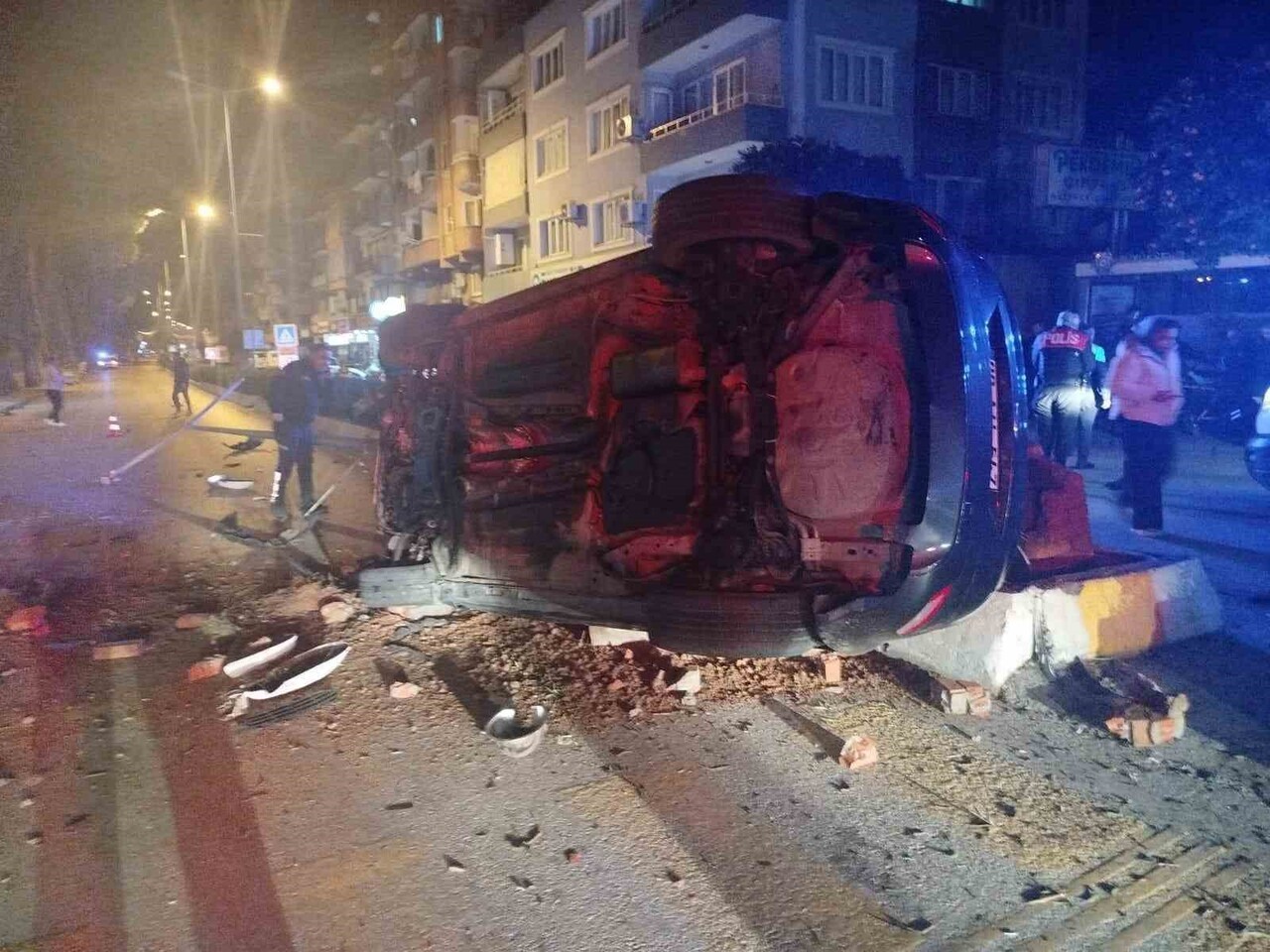 AYDIN'IN NAZİLLİ İLÇESİNDE SÜRÜCÜSÜNÜN DİREKSİYON HAKİMİYETİNİ KAYBETTİĞİ OTOMOBİL REFÜJE ÇARPIP...