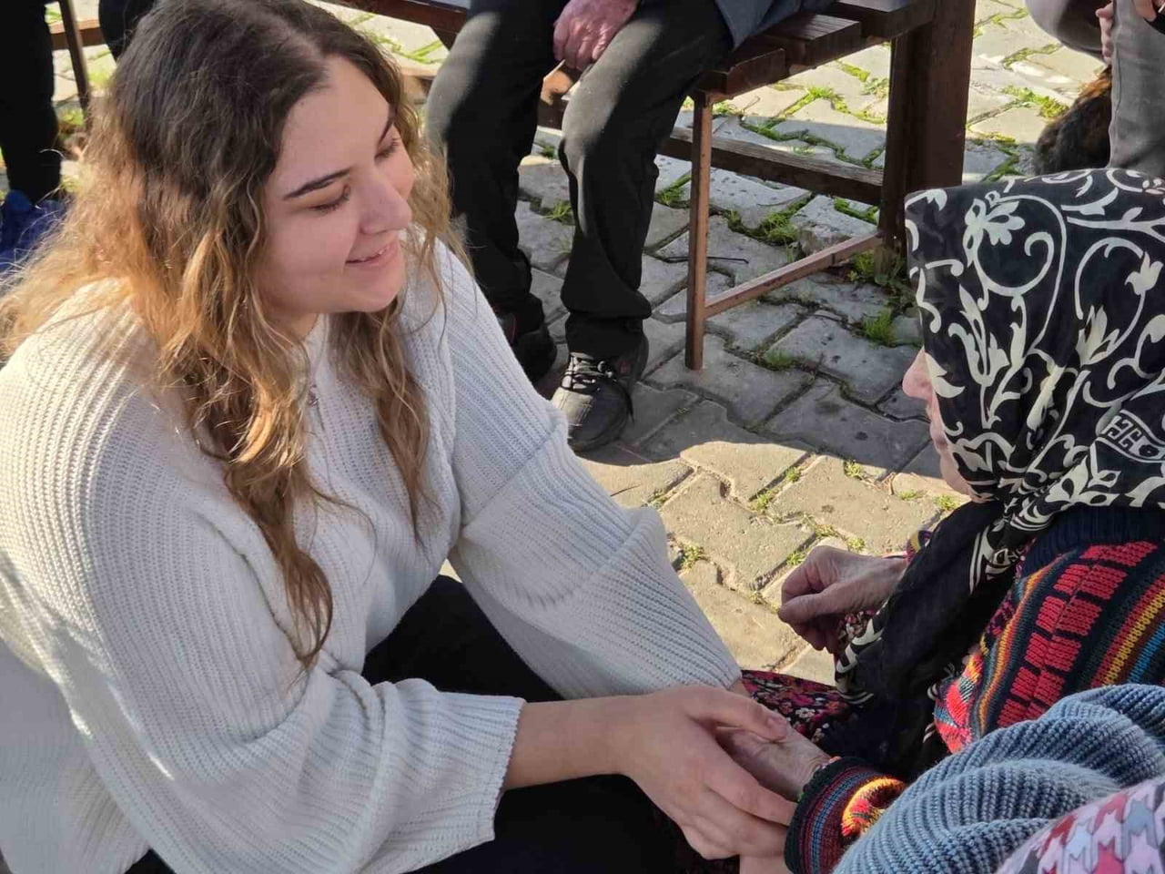 AYDIN'IN SULTANHİSAR İLÇESİNDE YAŞLI ÇINARLARI UNUTMAYAN ÜNİVERSİTE ÖĞRENCİLERİ, ŞARKI VE...