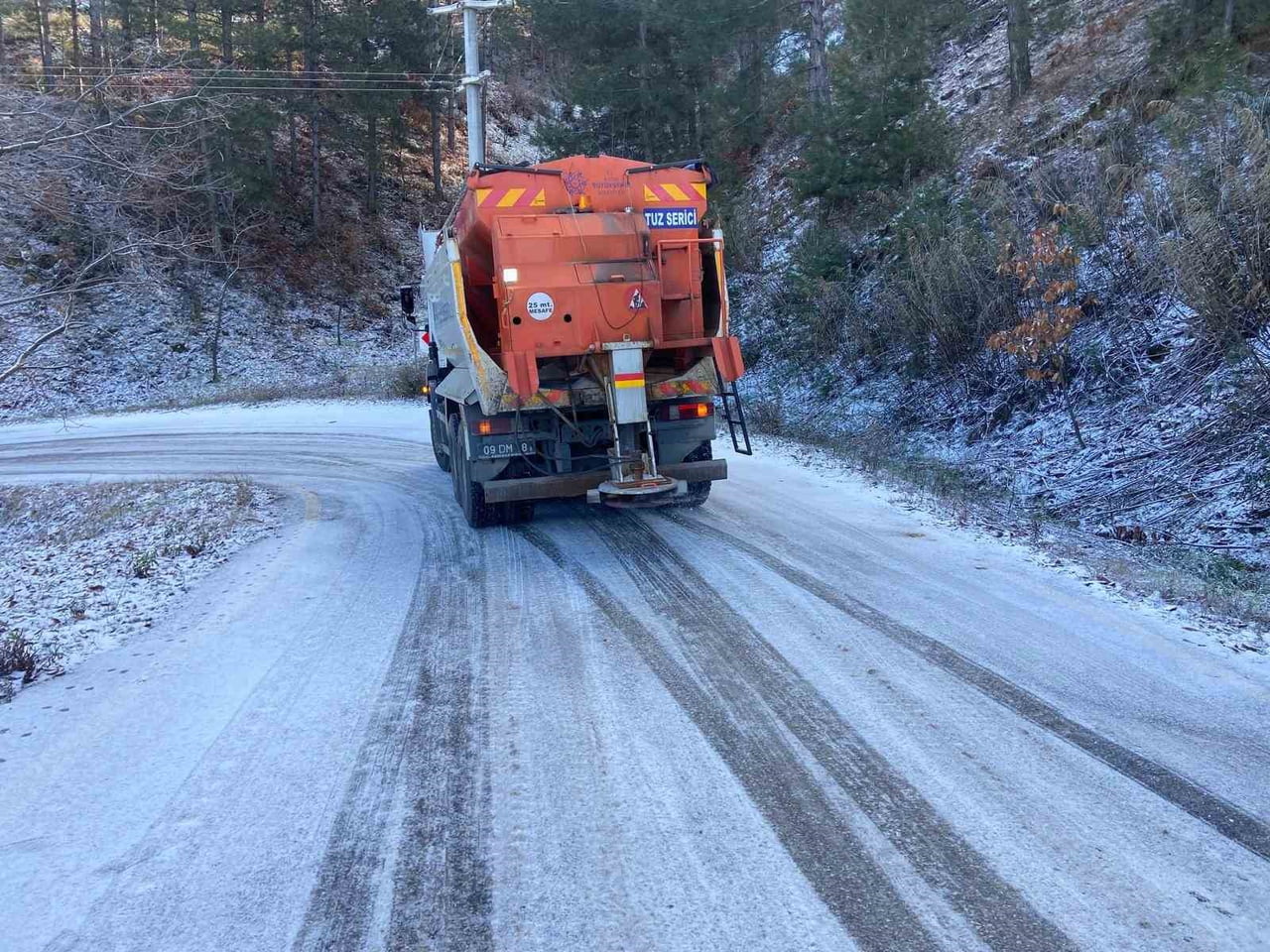AYDIN'IN YÜKSEK KESİMLERİNDE KAR YAĞIŞI YAŞANMASININ ARDINDAN ÇALIŞMALARINA BAŞLAYAN BÜYÜKŞEHİR...