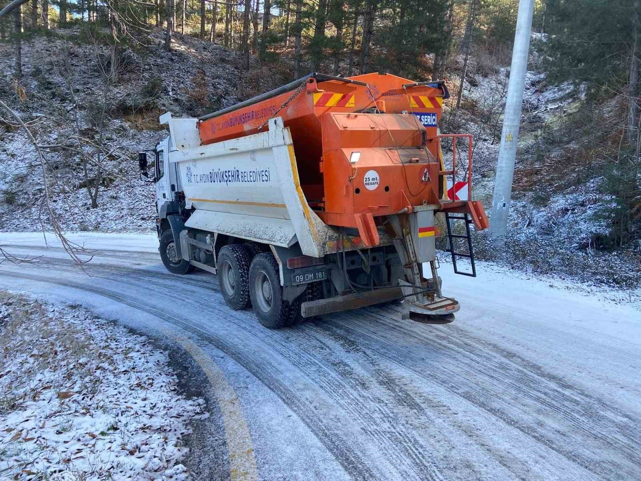 AYDIN'IN YÜKSEK KESİMLERİNDE KAR YAĞIŞI YAŞANMASININ ARDINDAN ÇALIŞMALARINA BAŞLAYAN BÜYÜKŞEHİR...