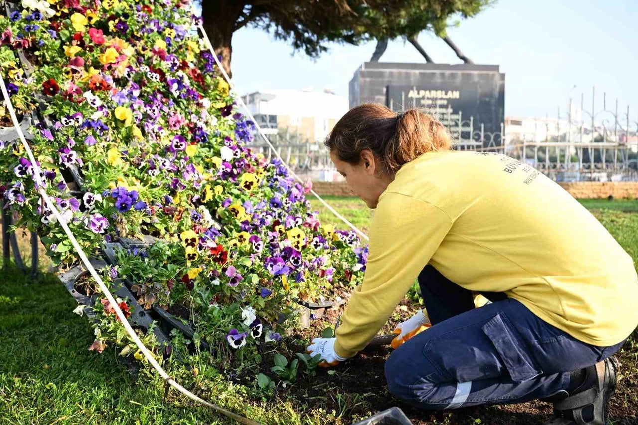 AYDIN BÜYÜKŞEHİR BELEDİYE BAŞKANI ÖZLEM ÇERÇİOĞLU’NUN KENT GENELİNDE YÜRÜTTÜĞÜ ÇEVRE BAKIM VE...